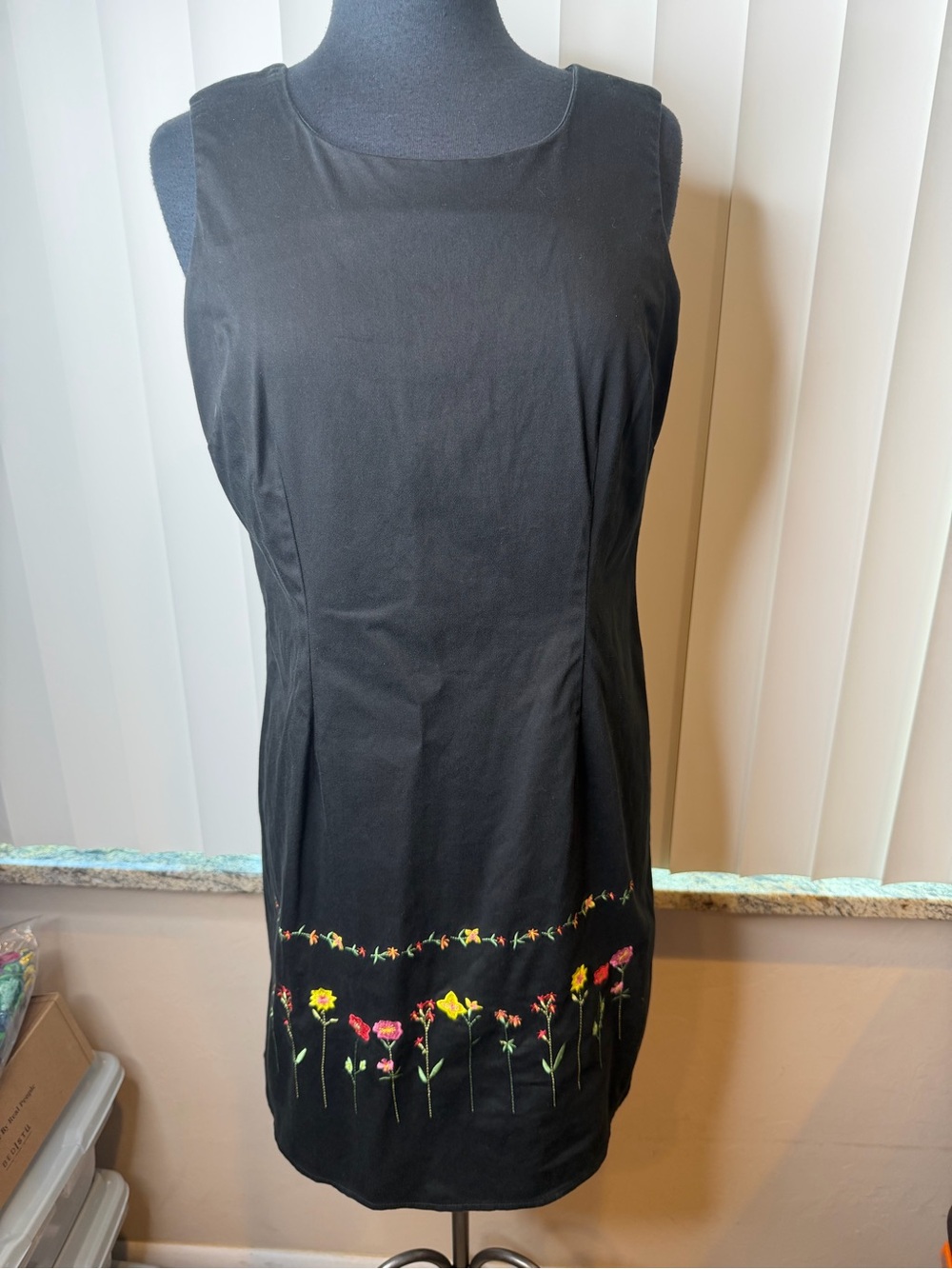 Sag Harbor black sleeveless sheath dress multi floral embroidery dress Size 10